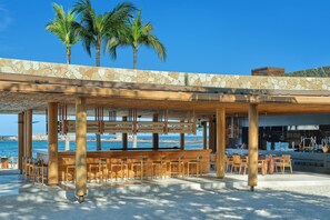 5 restaurantes; se sirven desayunos, comidas y cenas