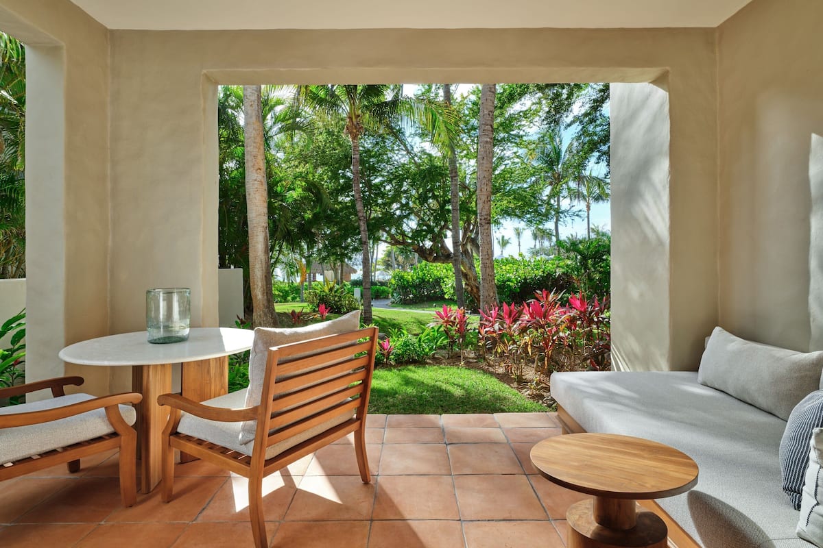 Room, 1 King Bed, Garden View | 1 bedroom, premium bedding, minibar, in-room safe