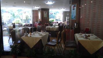 Breakfast, lunch, dinner served; Chinese cuisine