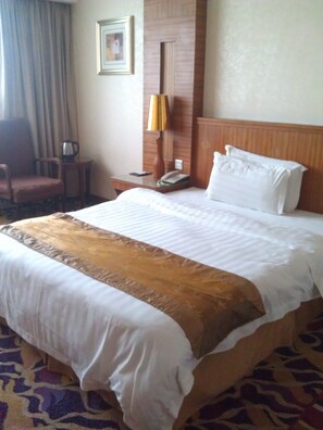 Premium bedding, in-room safe, desk, blackout drapes - Joyful Sea Hotel (Guangzhou)