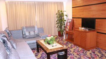 Premium bedding, in-room safe, desk, blackout curtains