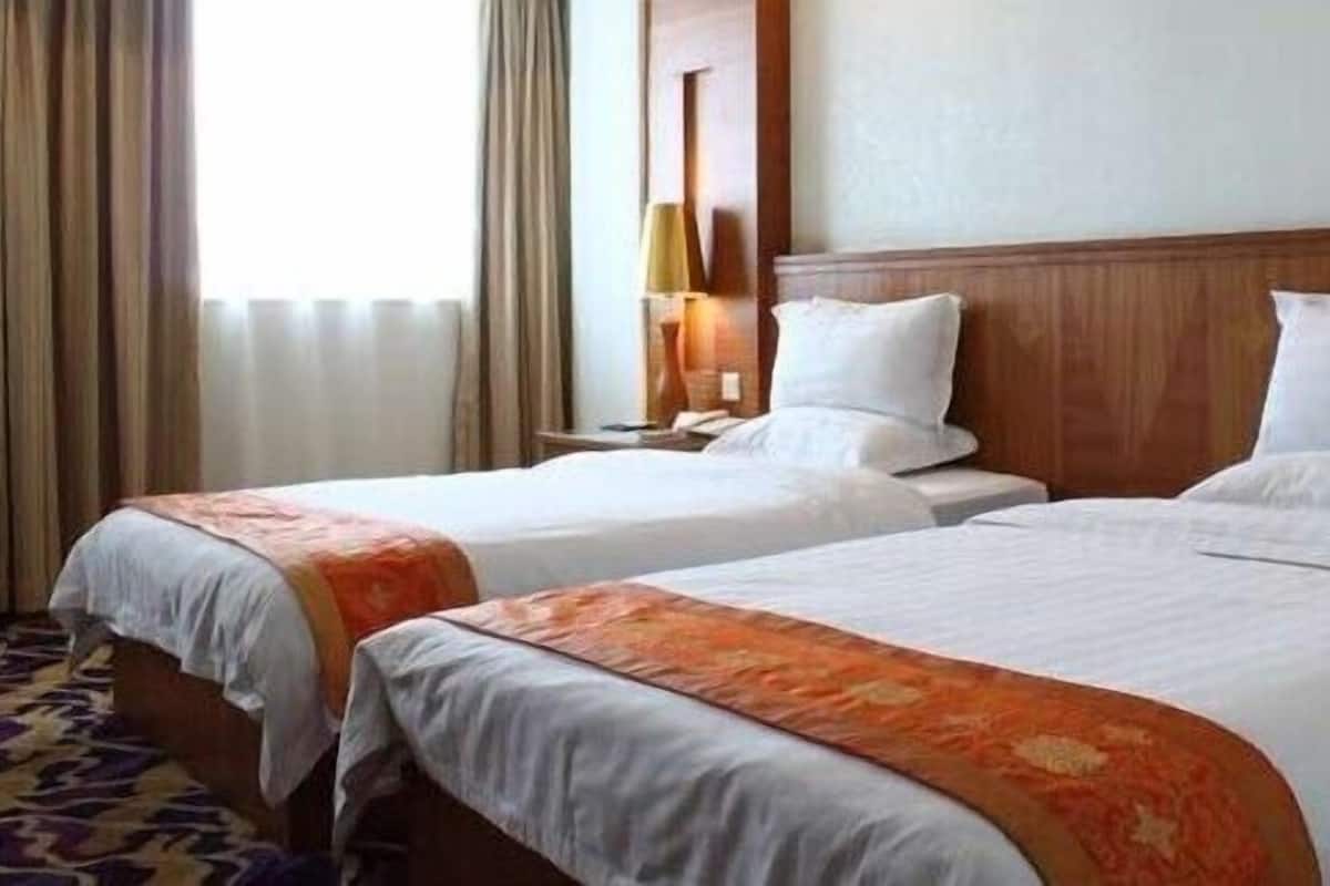 Deluxe Standard Room | Premium bedding, in-room safe, desk, blackout drapes