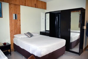 In-room safe, iron/ironing board, WiFi, bed sheets - Grand Melanesian Hotel (Nadi)