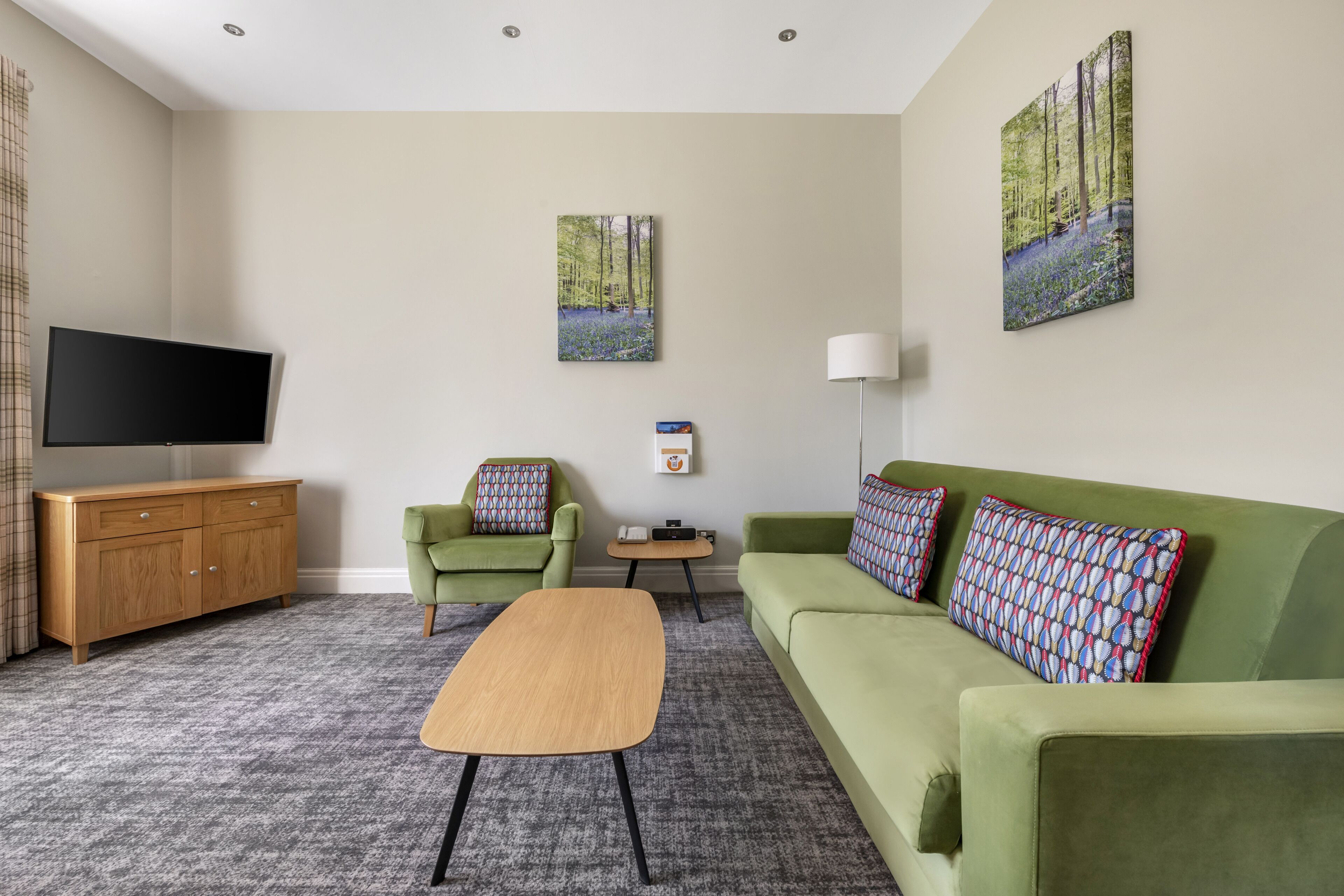 Leilighet, 1 soverom | Oppholdsområde | En 32-tommers Flatskjerm-TV med digitale kanaler samt TV