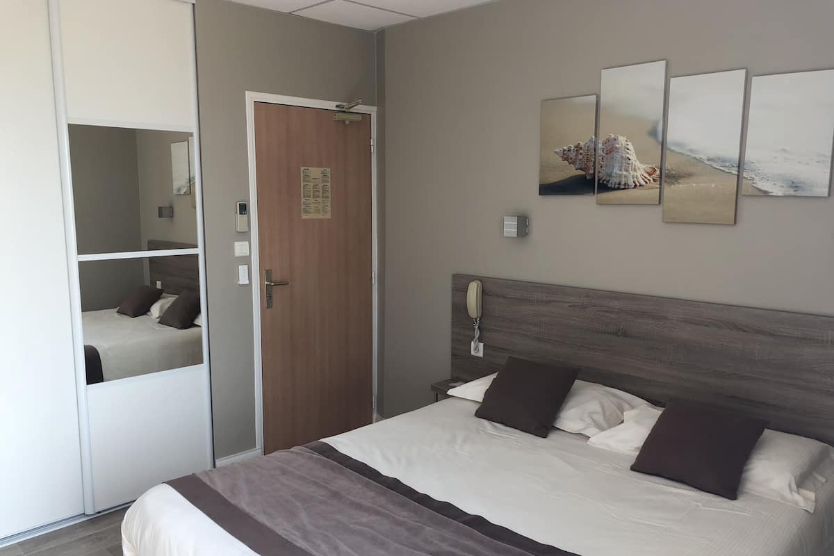 Chambre Double Supérieure avec Terrasse Privée et Vue sur la Mer | Minibar, coffres-forts dans les chambres, ameublement personnalisé