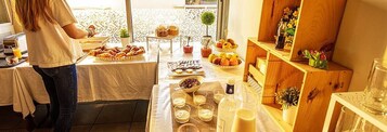 Desayuno buffet diario (EUR 10 por persona)