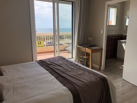 Minibar, caja de seguridad en la habitación y muebles diferentes 