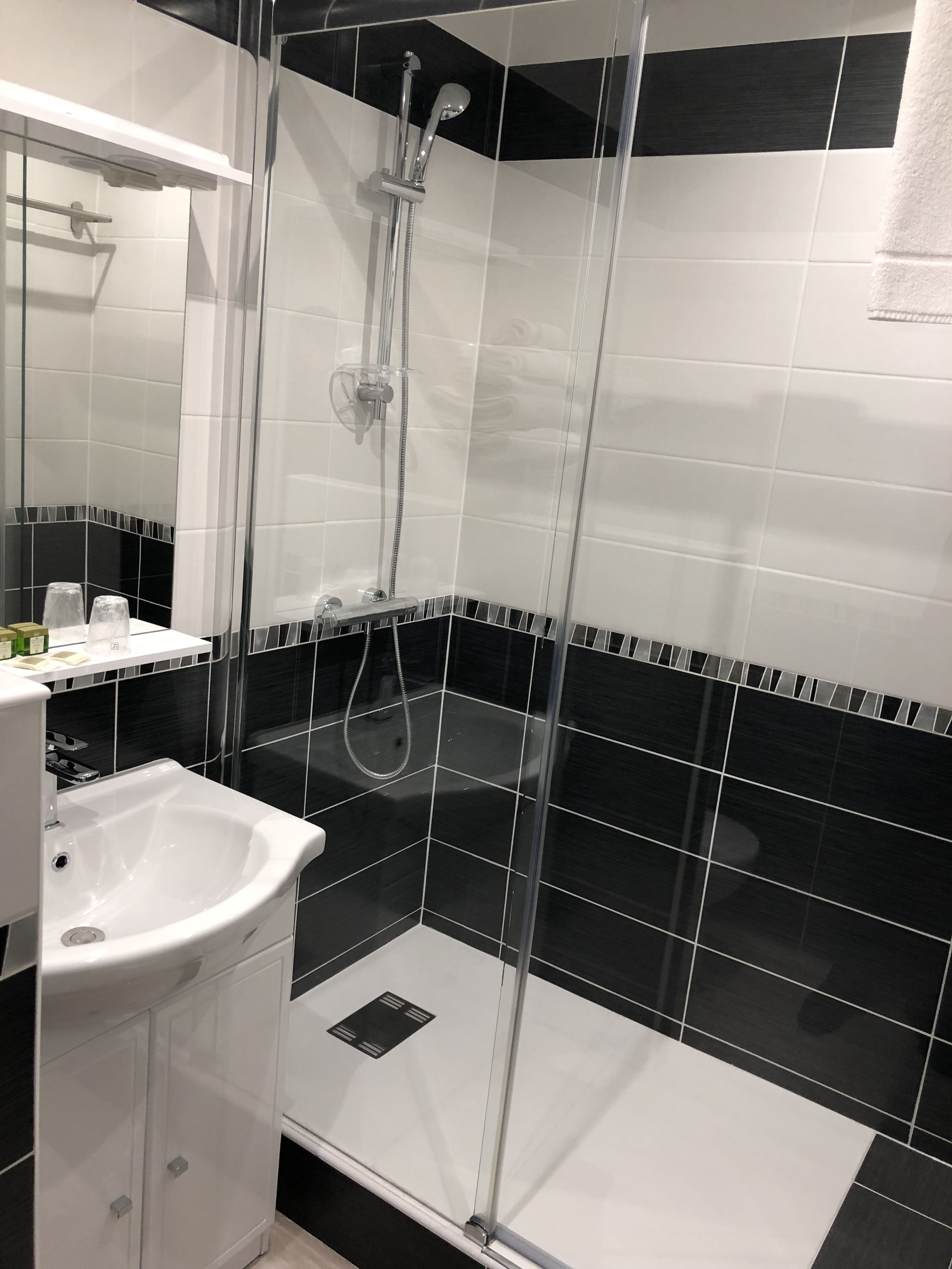 chambre double - vue latérale sur mer | bathroom shower