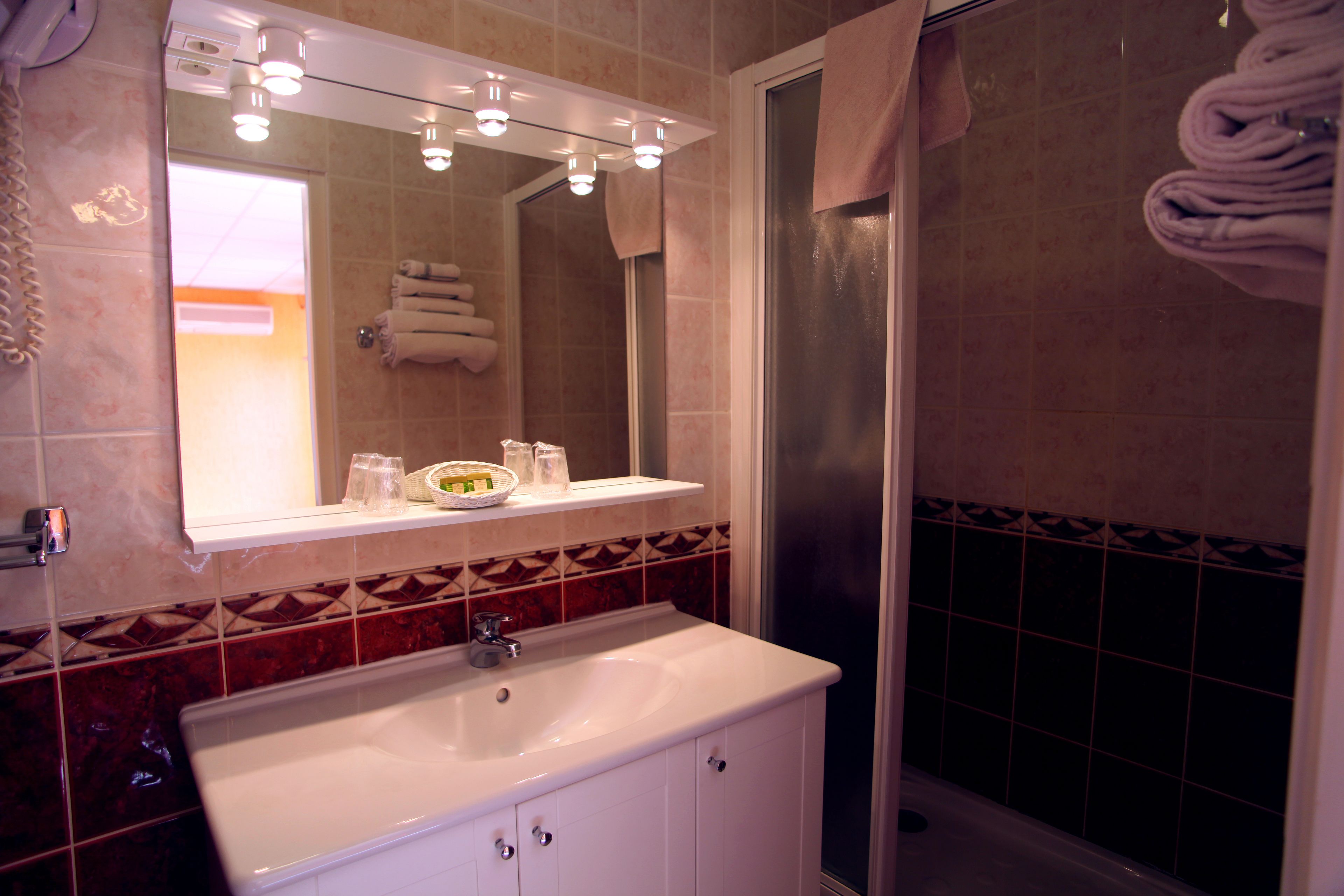 suite double avec terrasse privée et vue sur la mer | bathroom | free toiletries, hair dryer, towels