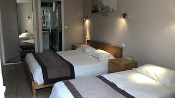 Chambre Triple avec Terrasse Commune | Minibar, coffres-forts dans les chambres, ameublement personnalisé