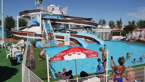 Uma área de piscina com um toboágua e um posto de salva-vidas.