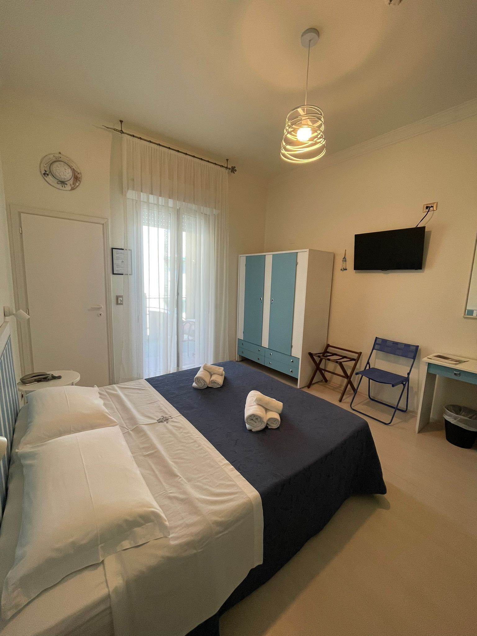 quadruple room | in-room safe, desk, soundproofing, free wifi