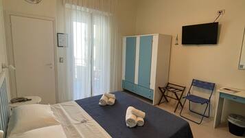 Quadruple Room | In-room safe, desk, soundproofing, free WiFi