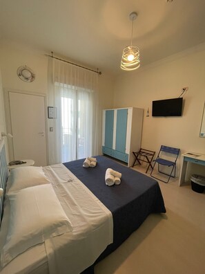 Caja de seguridad en la habitación y escritorio 