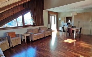 Premium Studio, Mountain View (4) | Egyptian cotton sheets, premium bedding, in-room safe, desk