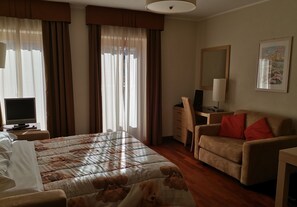 Egyptian cotton sheets, premium bedding, in-room safe, desk