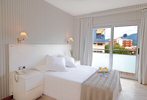 Habitación con 1 cama doble o 2 individuales | Ropa de cama de alta calidad, minibar, caja fuerte y cortinas opacas