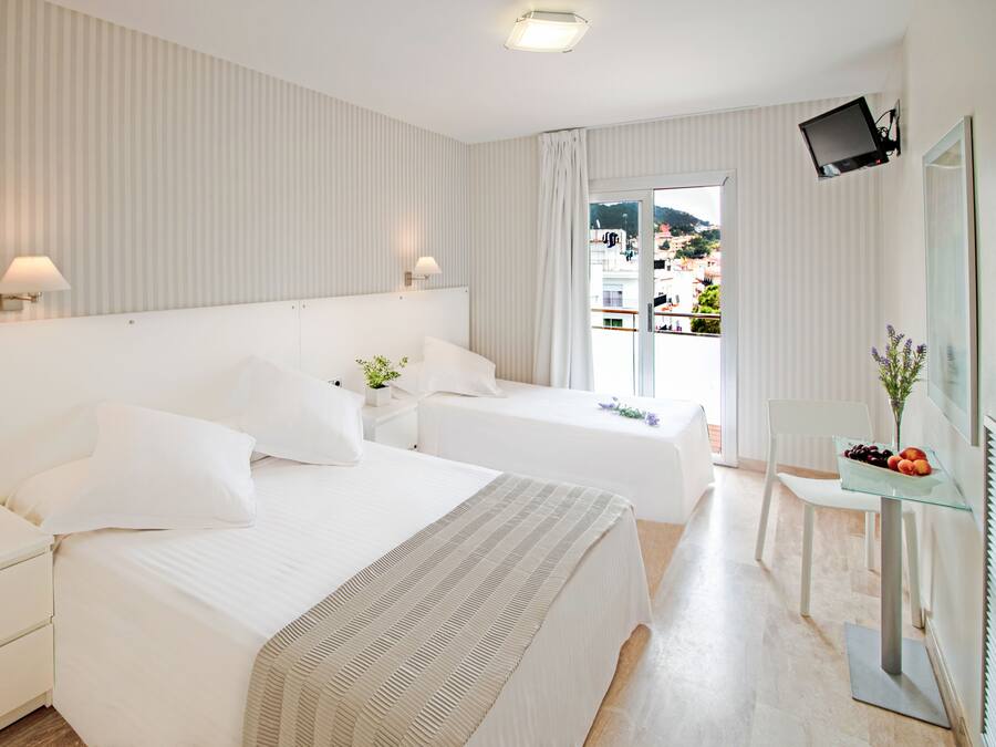 Driepersoonskamer | Luxe beddengoed, een minibar, een kluis op de kamer