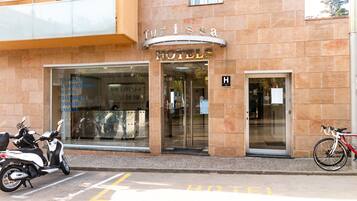Entrada de un hotel con un letrero que dice "Turissa Hotels".