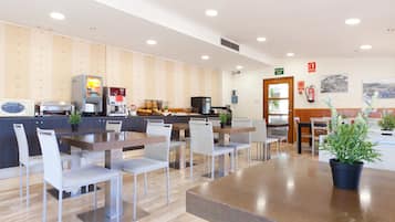 Frukostbuffé varje dag (EUR 8 per person)