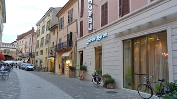 Fassade der Unterkunft – Abend/Nacht