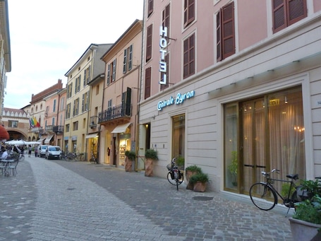 Front of property - evening/night. Hotel Centrale Byron