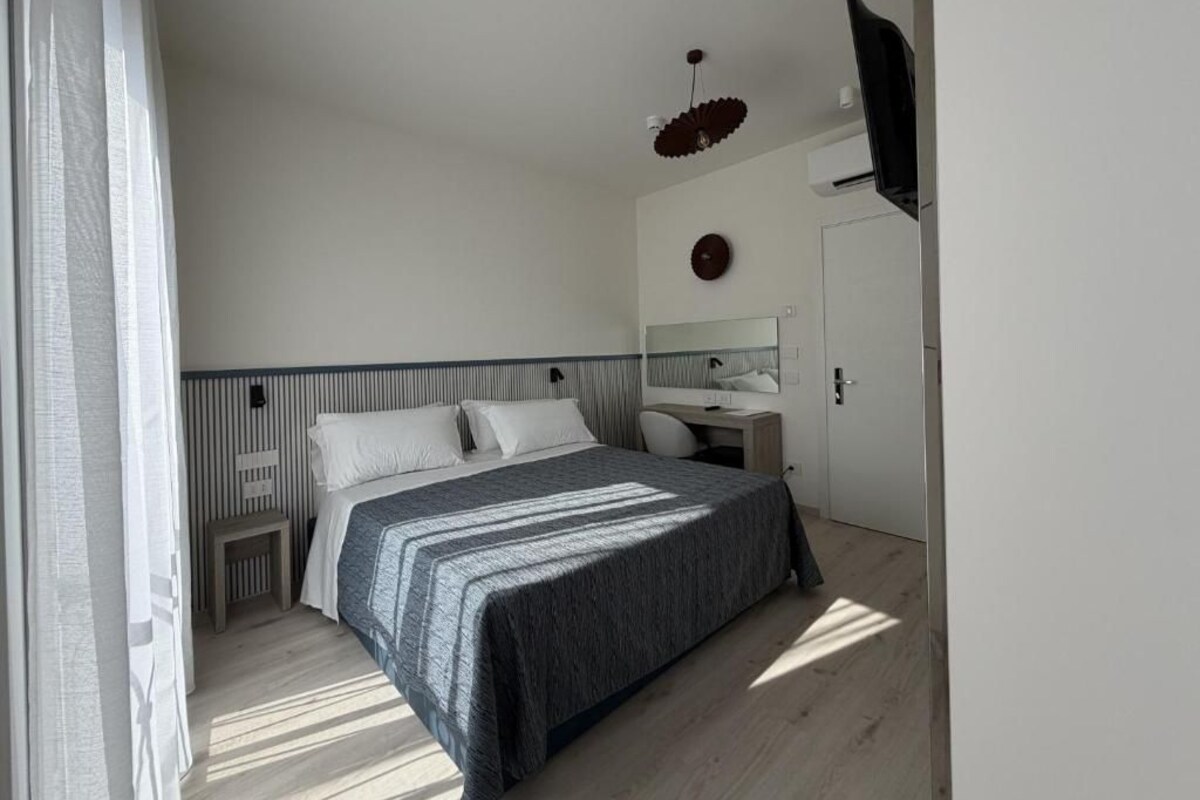 Deluxe Room | Hypo-allergenic bedding available, minibar, in-room safe, desk