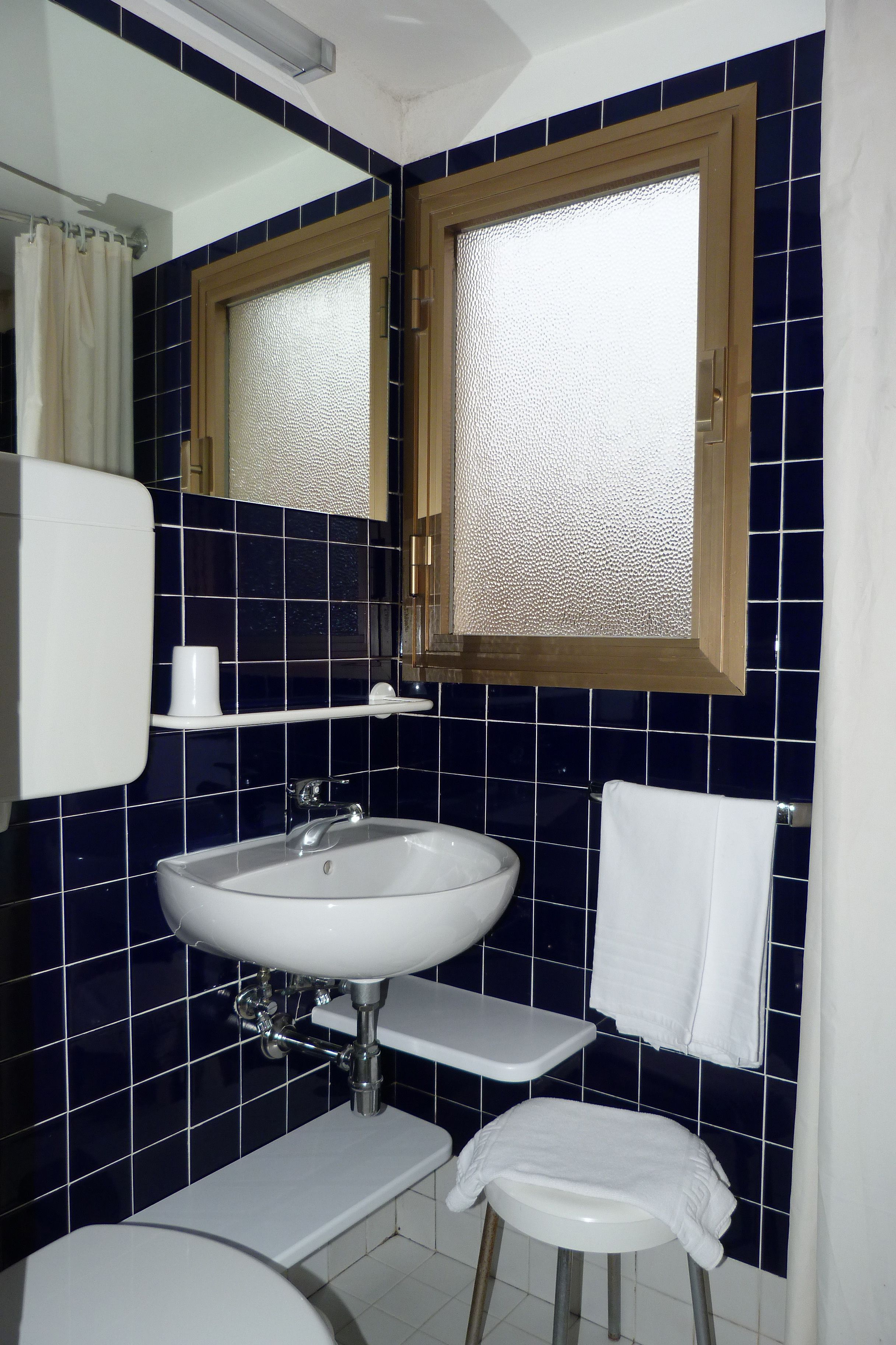 junior double room | bathroom | free toiletries, hair dryer, bidet, towels