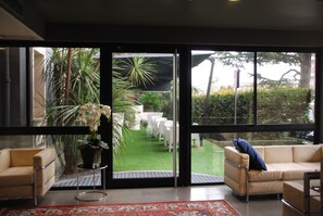 Brankas, meja kerja, tirai kedap cahaya, dan kedap suara