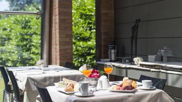 Free buffet breakfast