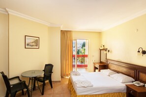 1 غرفة نوم وخزنة داخل الغرفة ومكتب ومساحة عمل للكمبيوتر المحمول