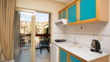 Fridge, stovetop, coffee/tea maker, highchair