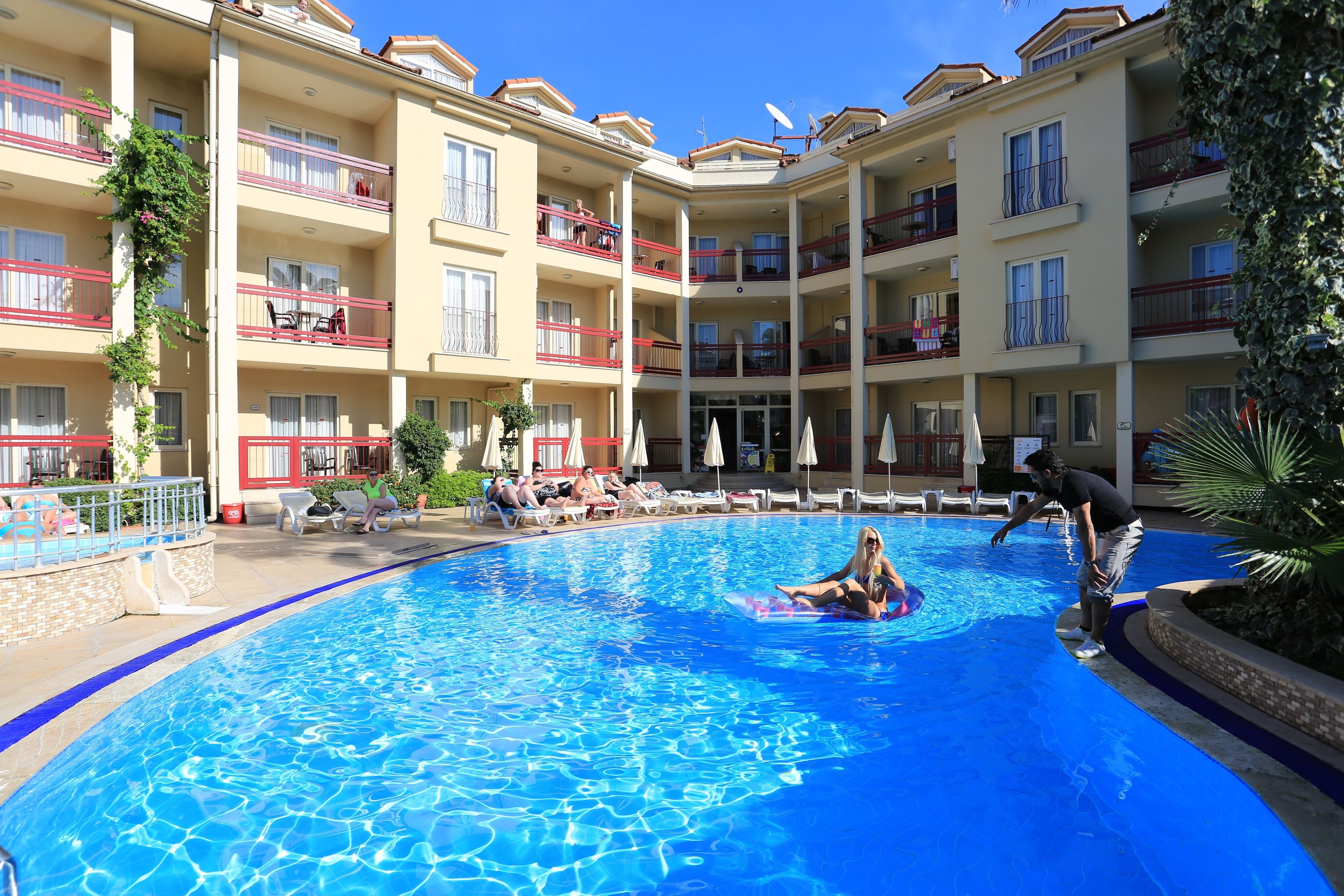 2 piscine all'aperto, ombrelloni da piscina, lettini