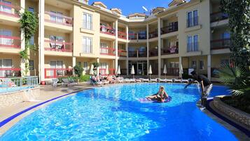 2 piscine all'aperto, ombrelloni da piscina, lettini