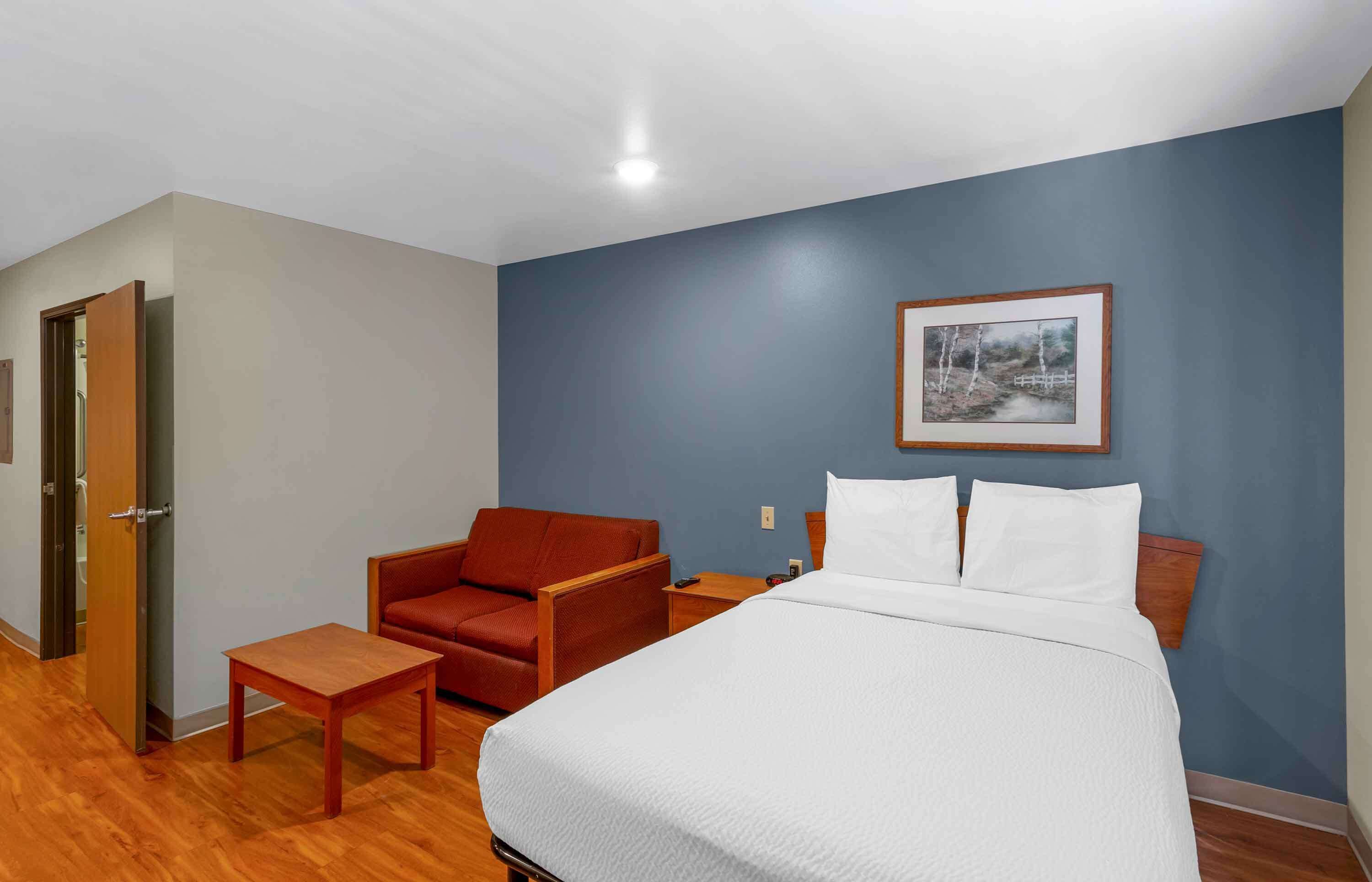 Meja kerja, ruang kerja ramah laptop, dan setrika/meja setrika