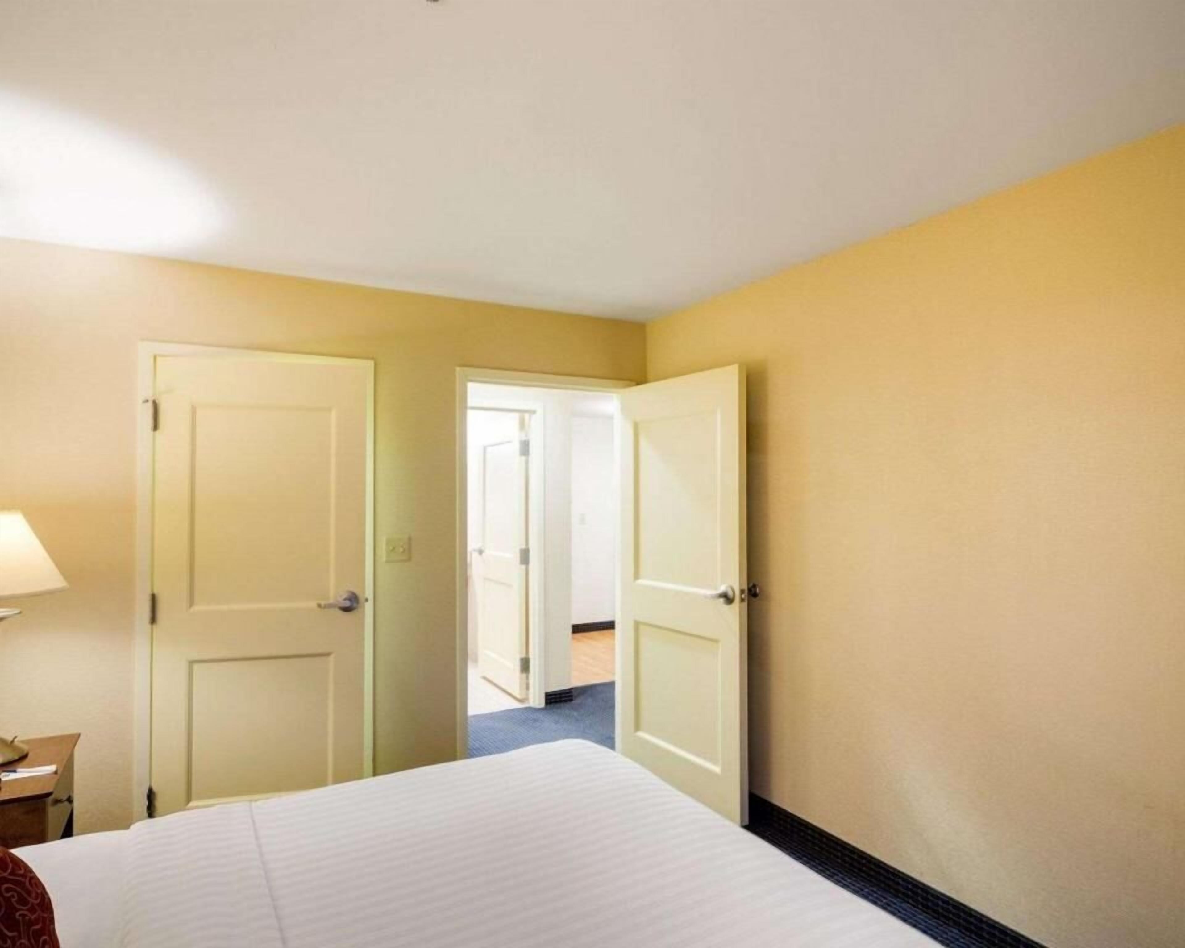 خزنة داخل الغرفة ومكتب ومكواة/لوح كي وأسرّة أطفال/رضّع (مجانًا)