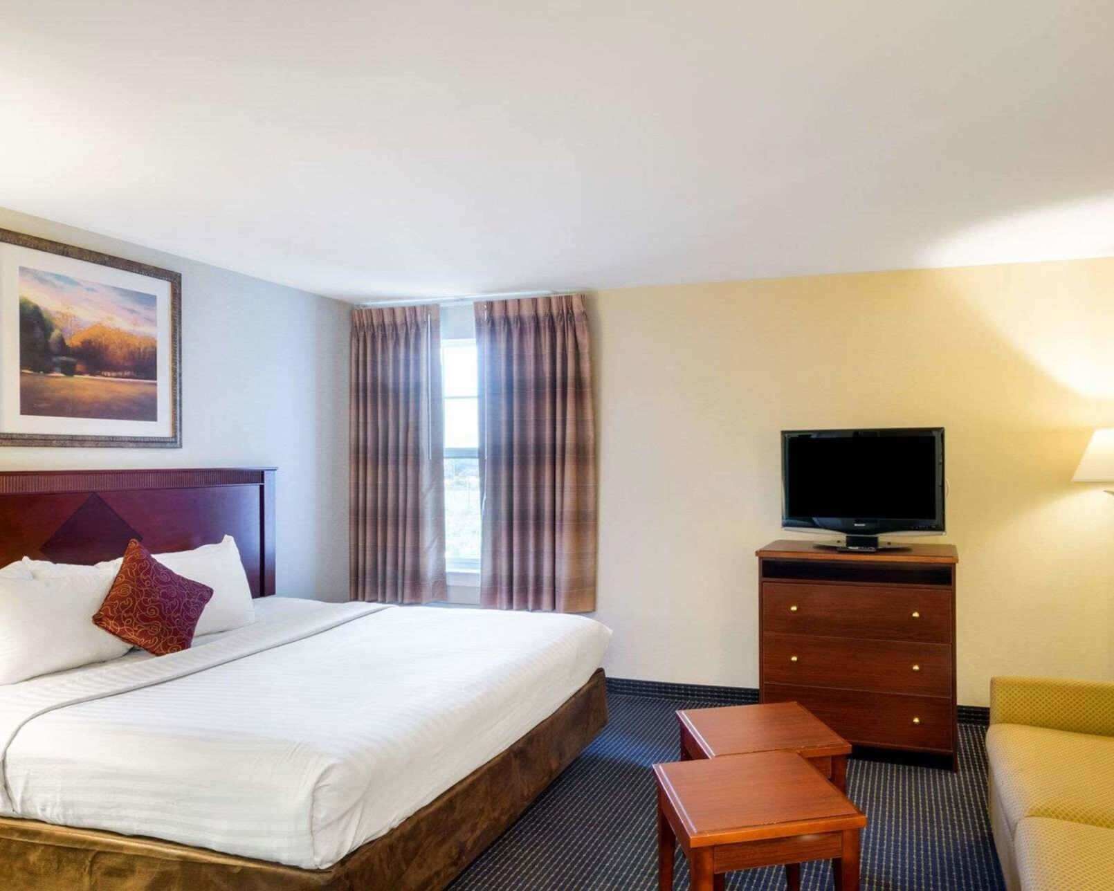 خزنة داخل الغرفة ومكتب ومكواة/لوح كي وأسرّة أطفال/رضّع (مجانًا)