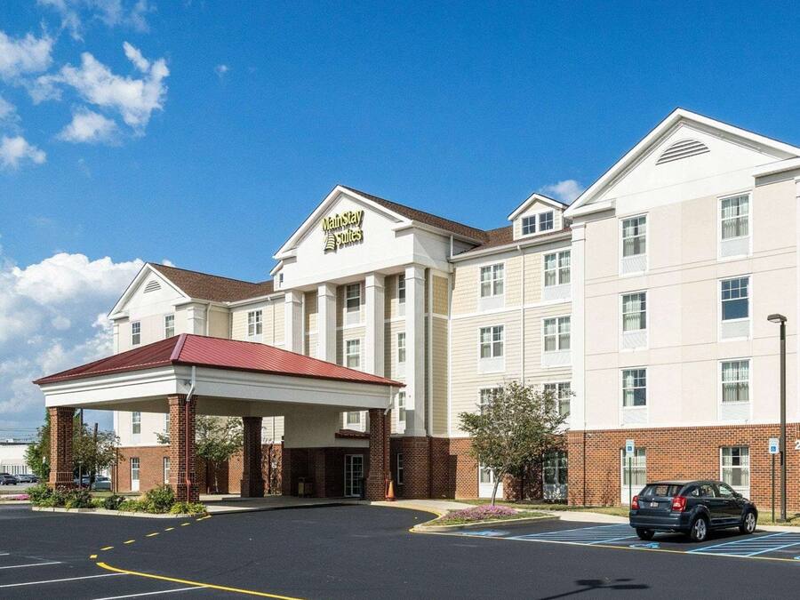 A MainStay Suites hotel with a covered entrance, multiple floors, and a parking lot.
