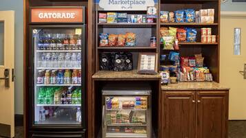 Um refrigerador de Gatorade, um letreiro da MainStay Marketplace e prateleiras repletas de lanches e bebidas.