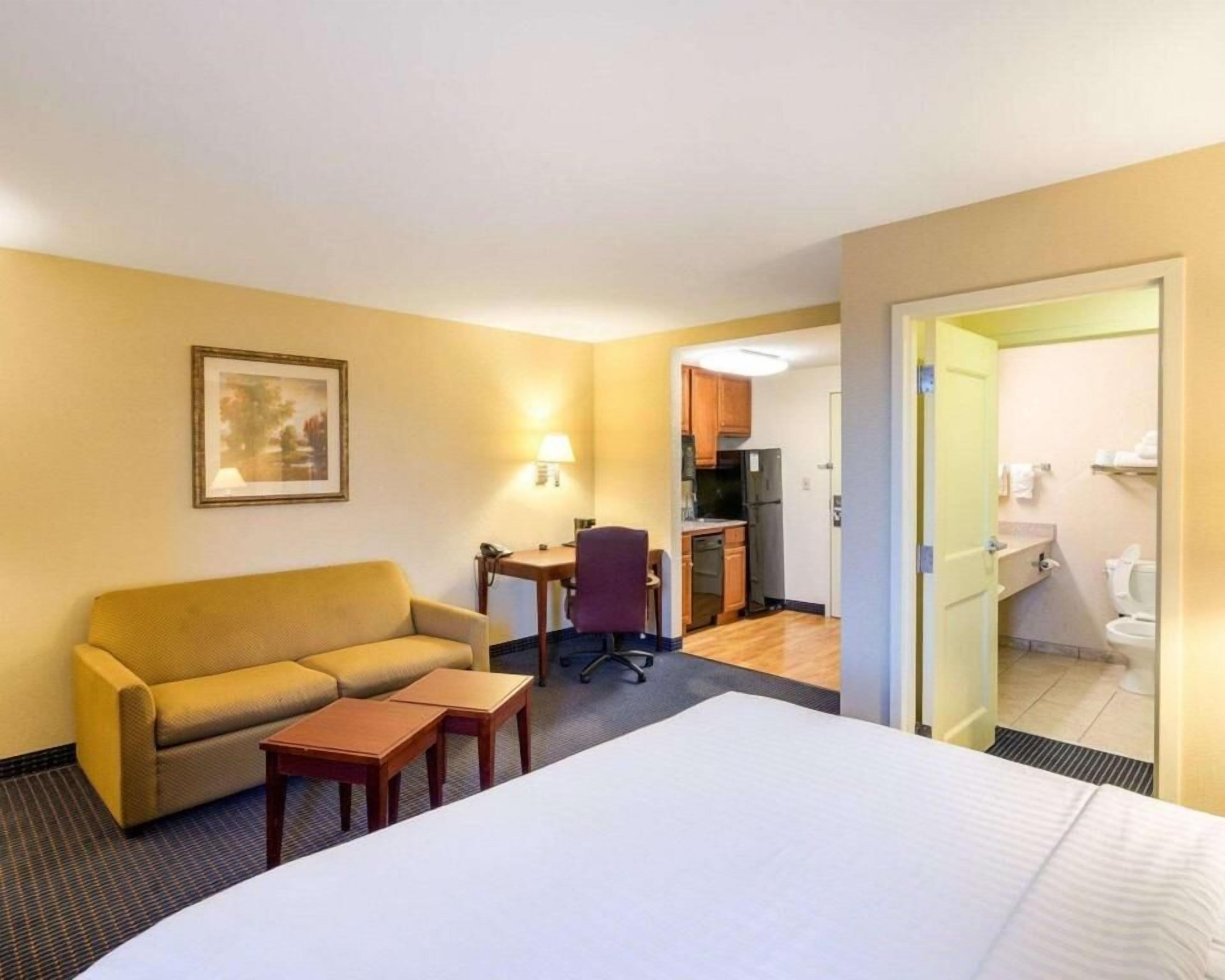 خزنة داخل الغرفة ومكتب ومكواة/لوح كي وأسرّة أطفال/رضّع (مجانًا)