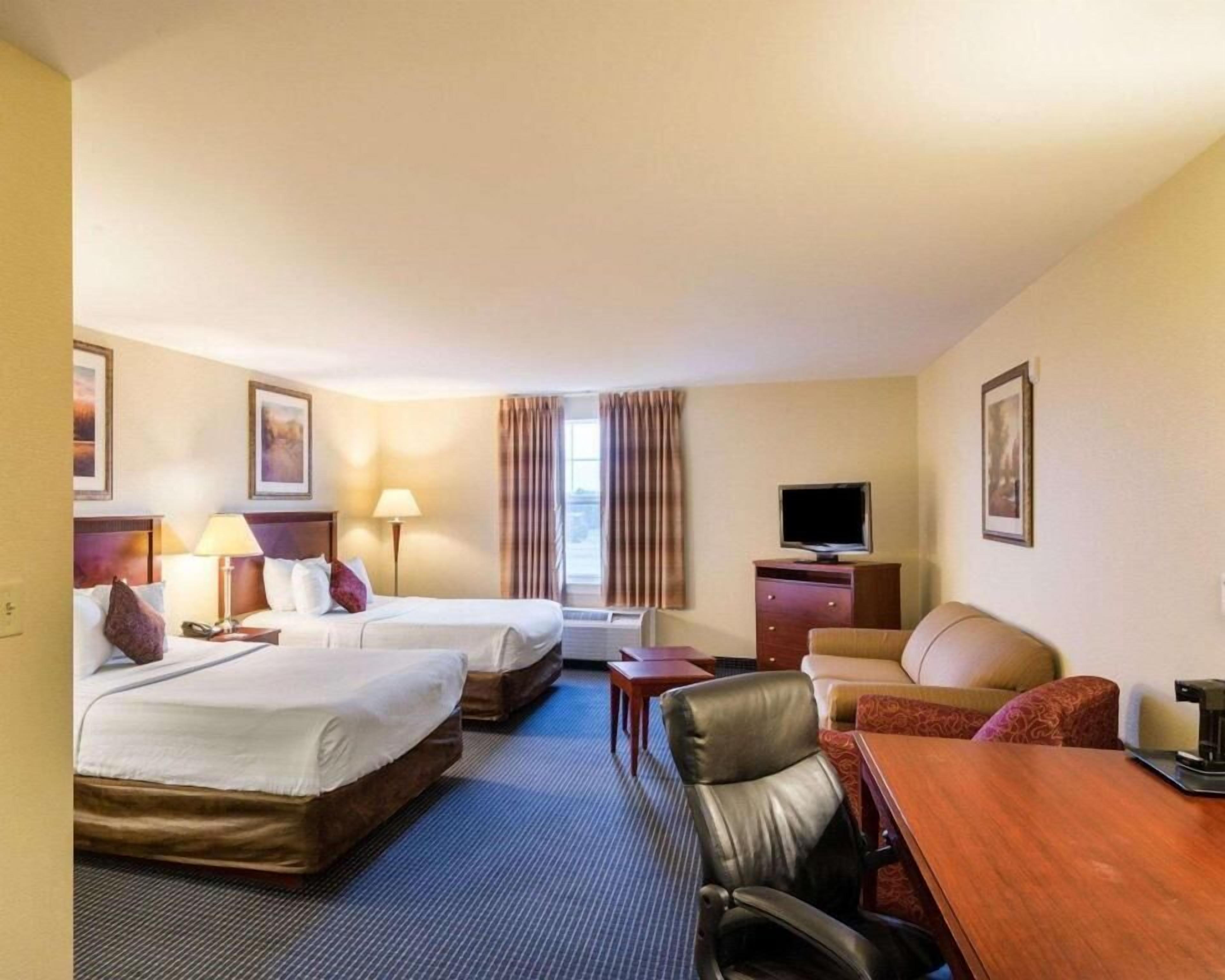 خزنة داخل الغرفة ومكتب ومكواة/لوح كي وأسرّة أطفال/رضّع (مجانًا)