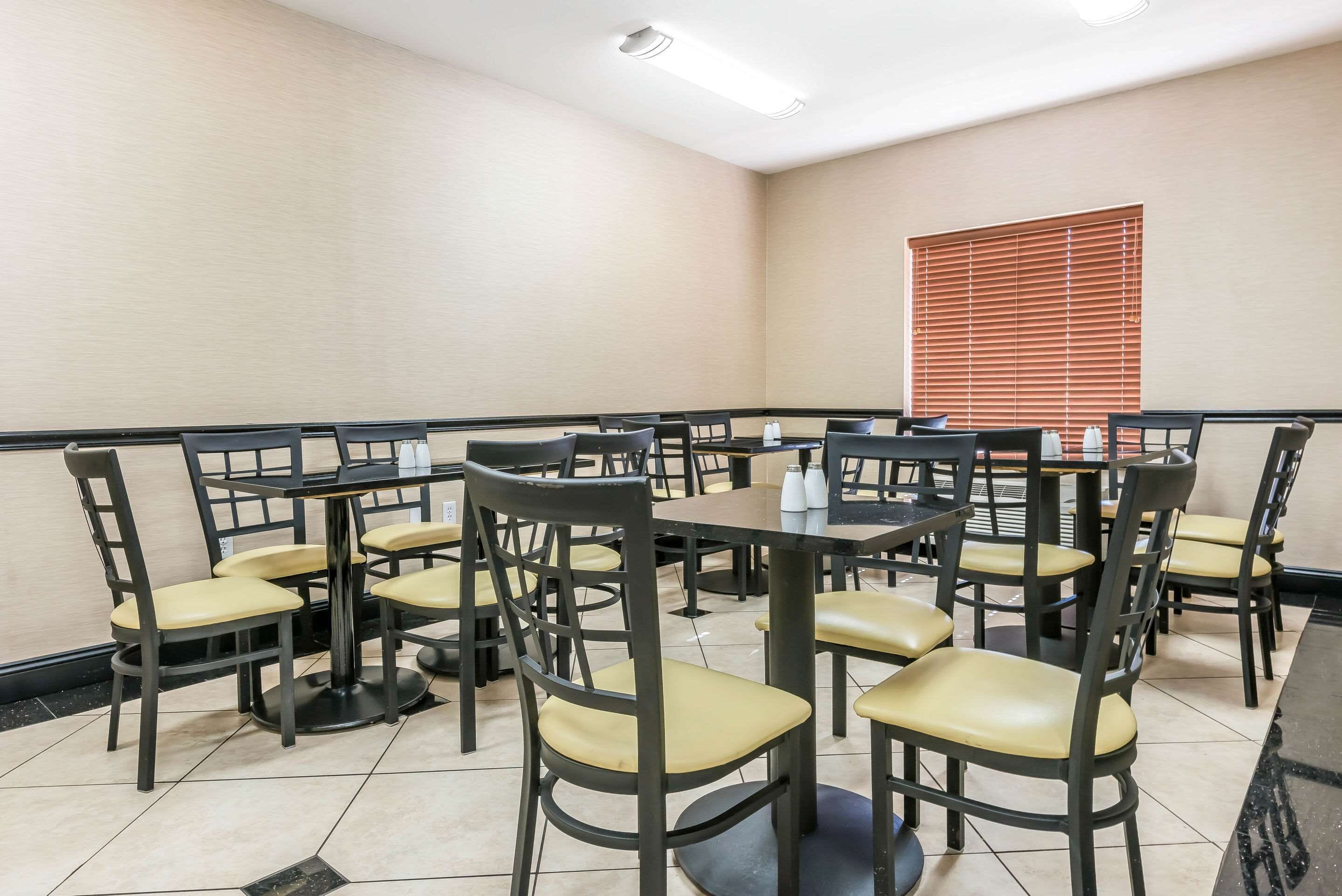 Free buffet breakfast 