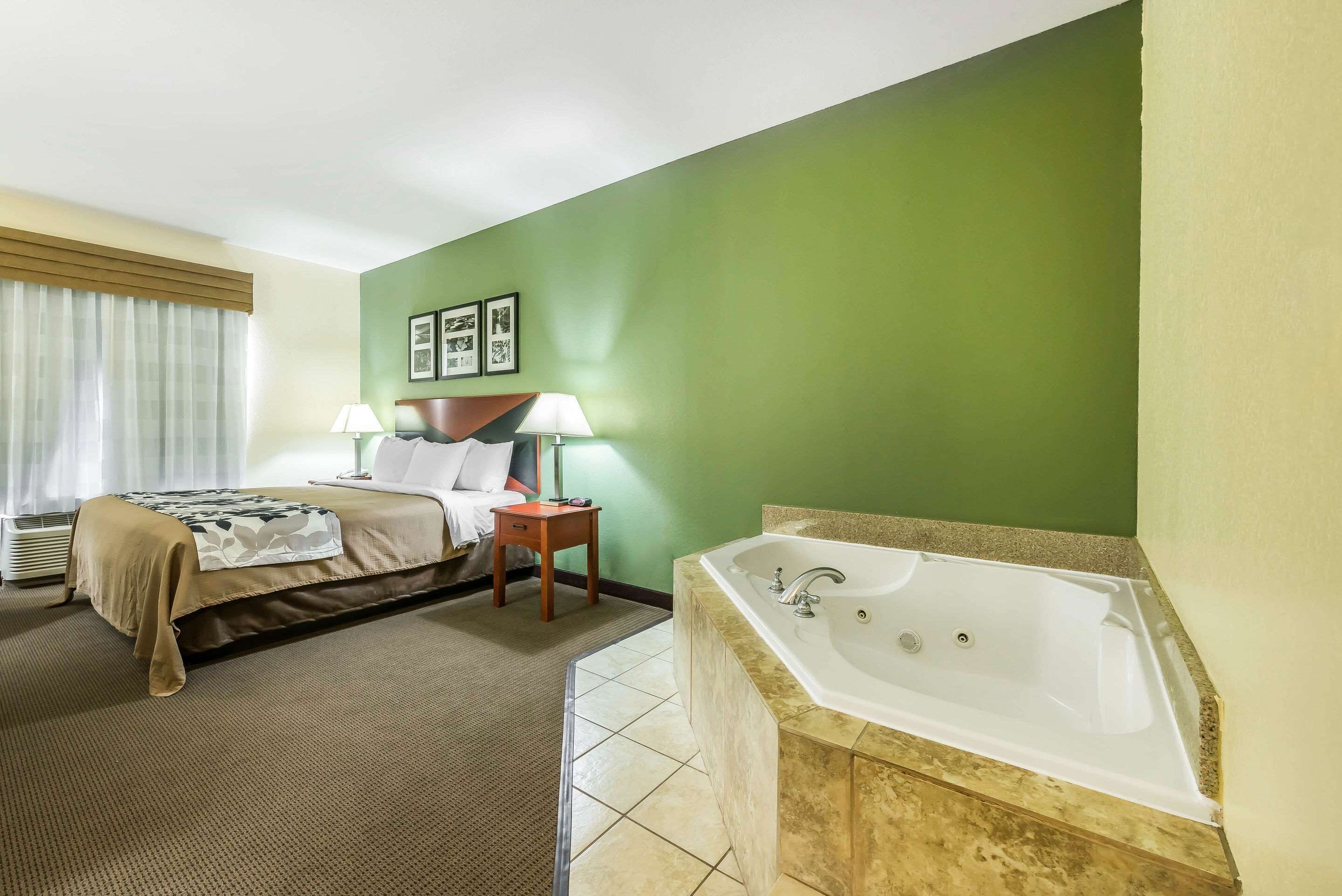 โต๊ะทำงาน, เตารีด/โต๊ะรีดผ้า, เปล/เตียงเด็กอ่อน (ฟรี), เตียงเสริม (ฟรี)