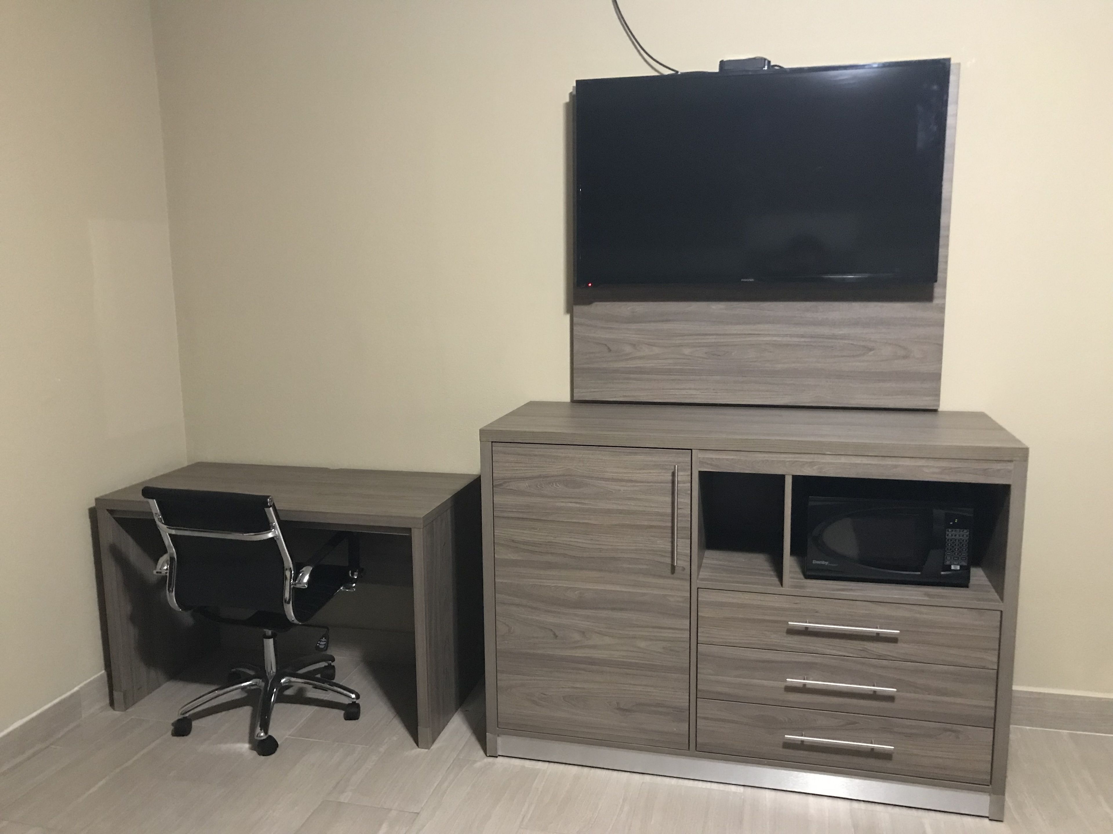 Escritorio y espacio para trabajar con laptop 