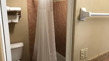 Combined shower/tub, free toiletries, towels