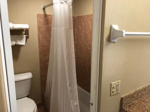 Combined shower/bathtub, free toiletries, towels - La Bella Inn (Tavares)