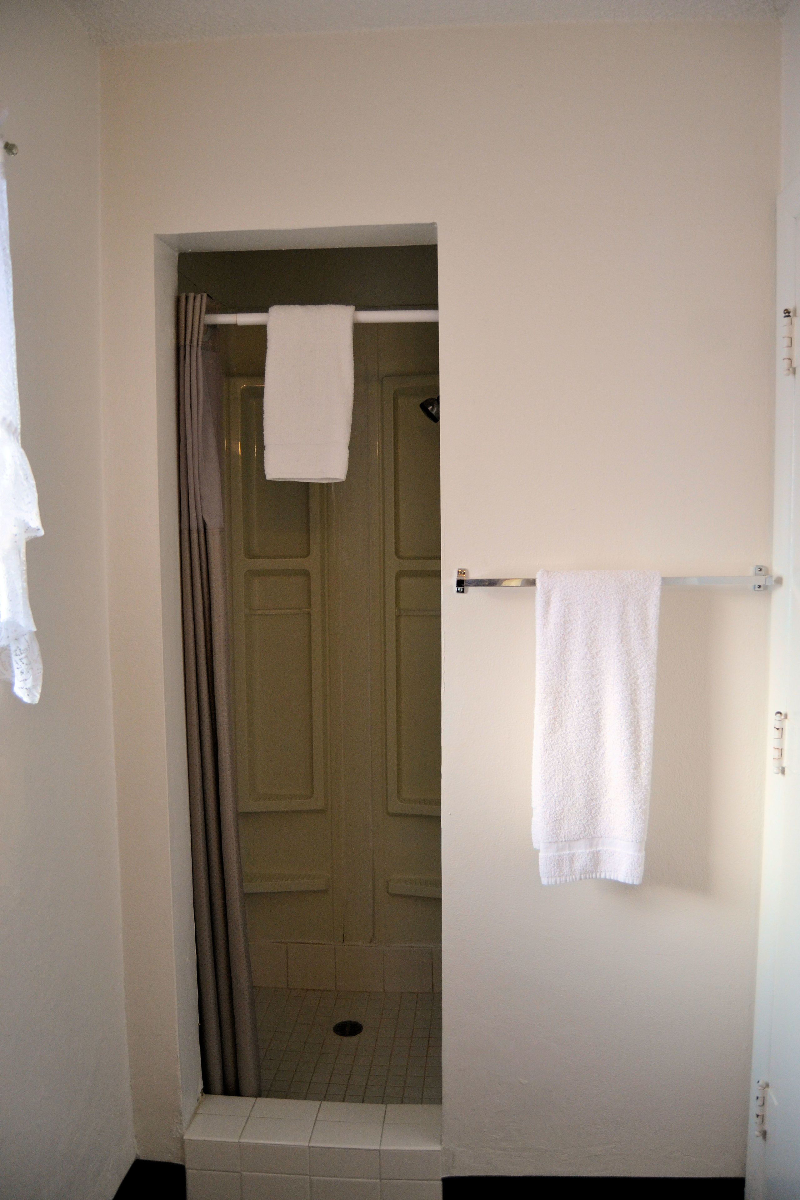 Standard Room, 1 Queen Bed, Non Smoking, Refrigerator & Microwave | Bathroom | Hair dryer, towels