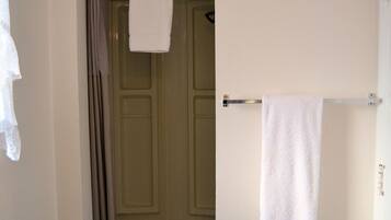 Standard Room, 1 Queen Bed, Non Smoking, Refrigerator & Microwave | Bathroom | Hair dryer, towels