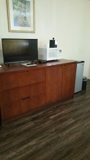 Standard Room, 2 Double Beds, Non Smoking, Refrigerator & Microwave | Blackout drapes, iron/ironing board, rollaway beds, free WiFi - Ontario Inn (Ontario)