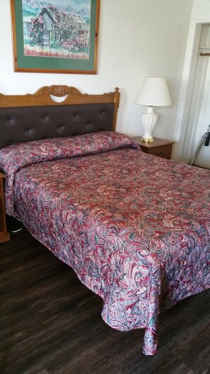 Standard Room, 1 Queen Bed, Smoking, Refrigerator & Microwave | Blackout drapes, iron/ironing board, rollaway beds, free WiFi